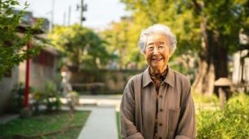李福贵带领老人免费游历世界,面临阻力仍坚持梦想!