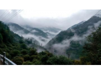 河北夏季炎热多雨，冬季寒冷干燥，游客应提前了解天气预报。