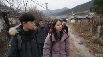 李先生带领全村老人免费旅行,用行动打破年龄界限