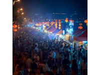 四川成都大运会旅游攻略，逛夜市建议找大学附近，摊位多、价格便宜、味道不会太差