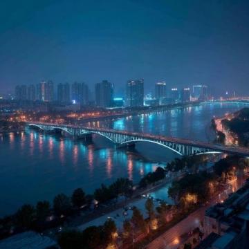 成都周边拥有丰富多样的旅游资源，无论是避暑纳凉、自然风光还是人文探索