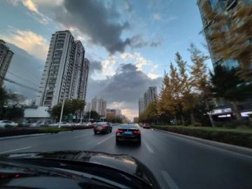 河南新密父亲带全家自驾游遭遇电动车充电难题引发公众热议