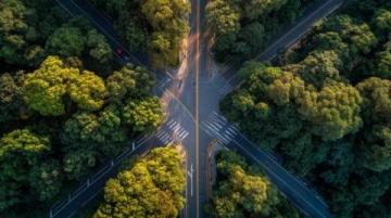 体验新疆高速公路,发现其宽敞、畅通的秘密".